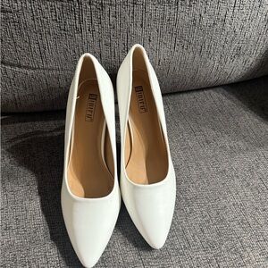 NEW White heeled pumps 8.5 never worn